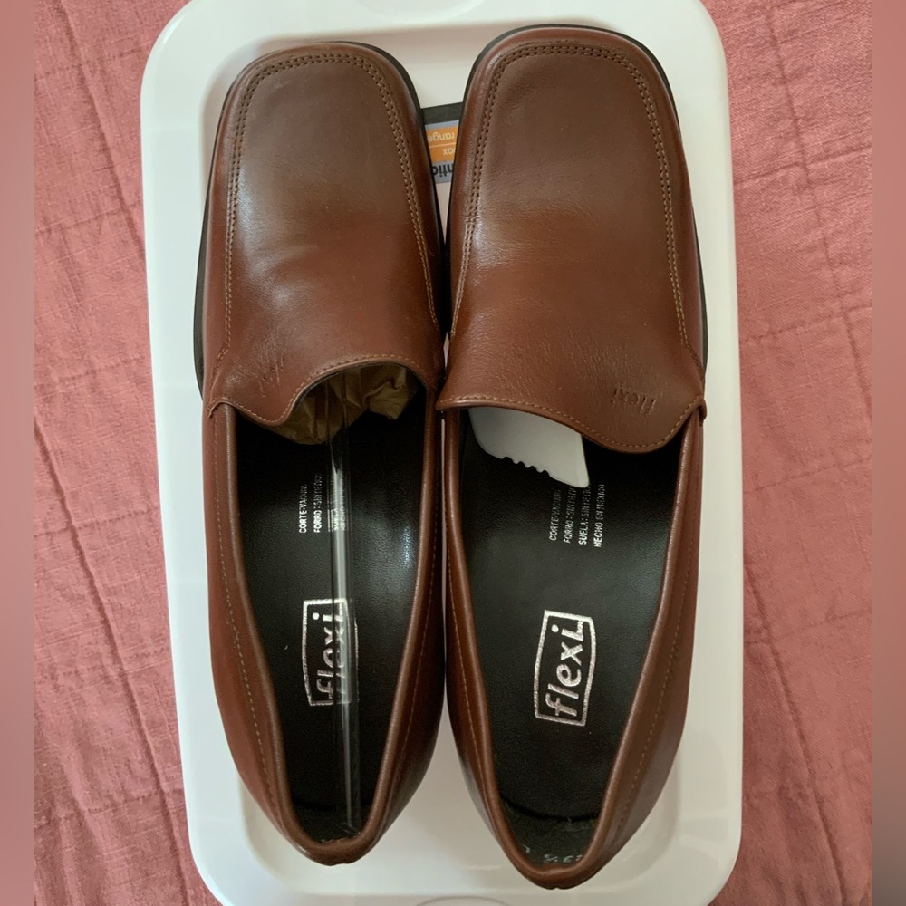 Size 7 Flexi Loafers NWOT
